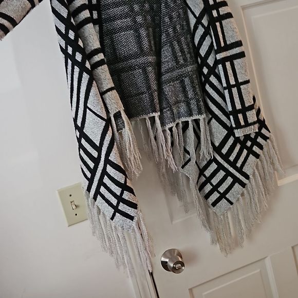 Sisters b&w Plaid fringe poncho shawl cardigan open front - Picture 6 of 9